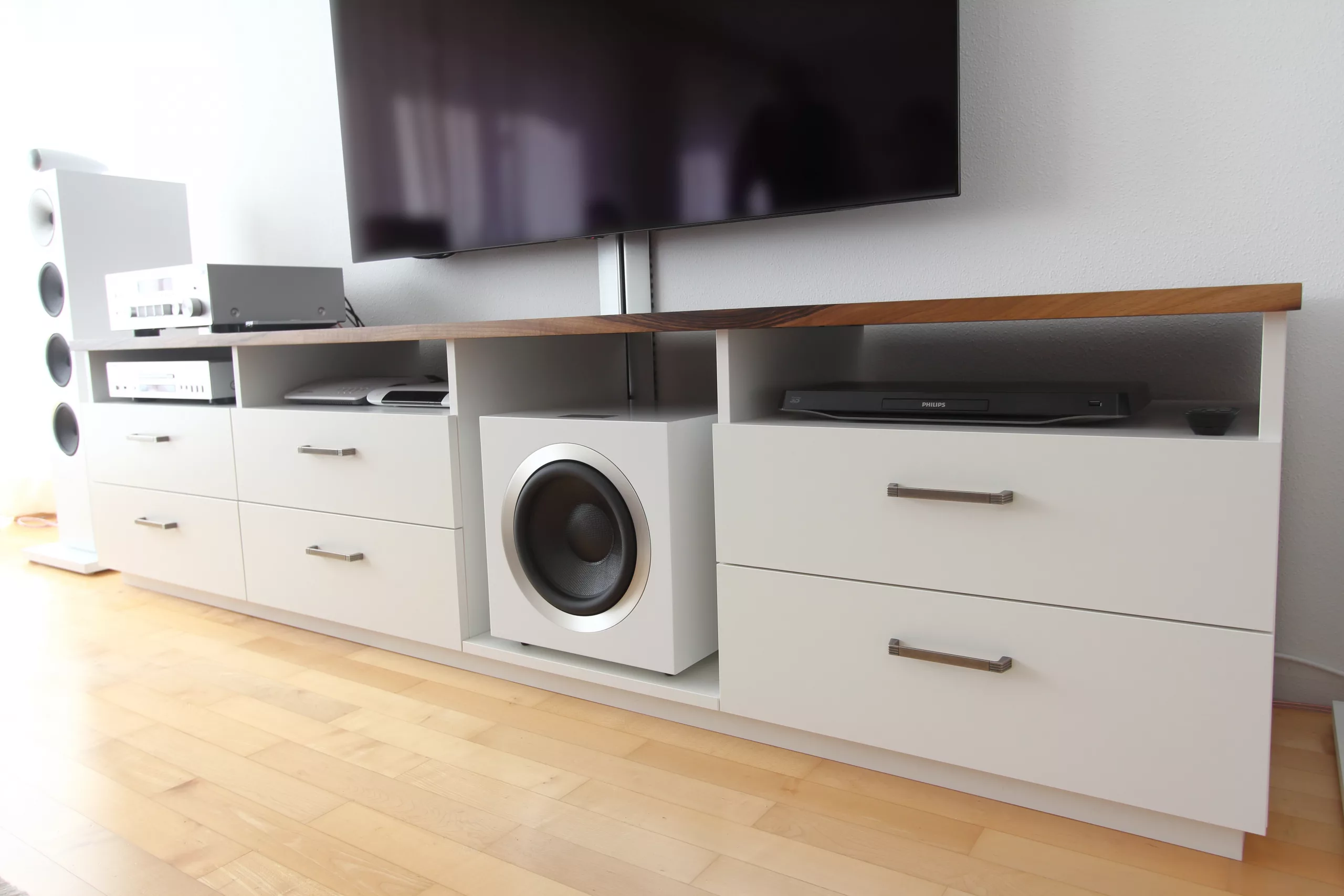 Weiß lackiertes Lowboard mit Deckel aus massivem Nussbaum. Platz für feine HiFi-Geräte.