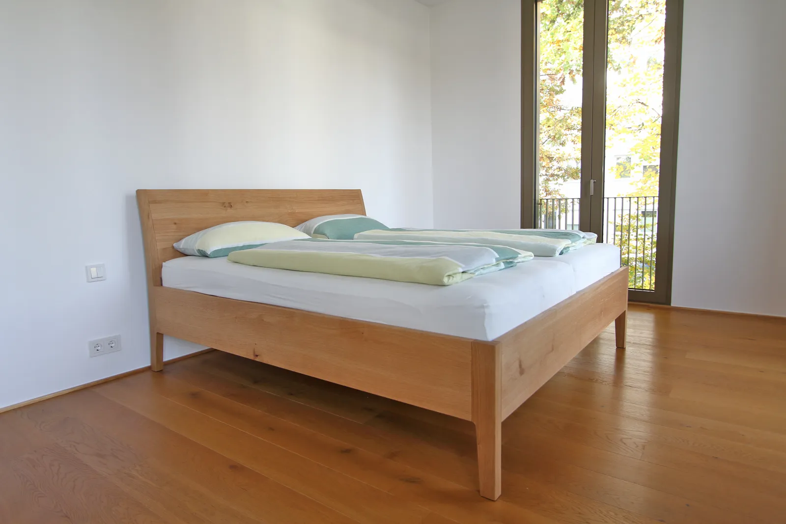 matalia-bett-eiche-filigran_mit_geschwungenem_kopfteil-1