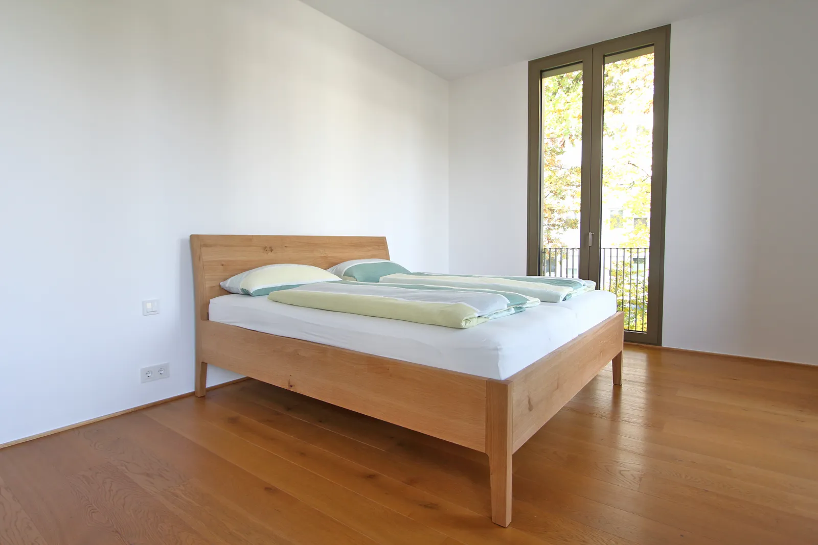 matalia-bett-eiche-filigran_mit_geschwungenem_kopfteil-2