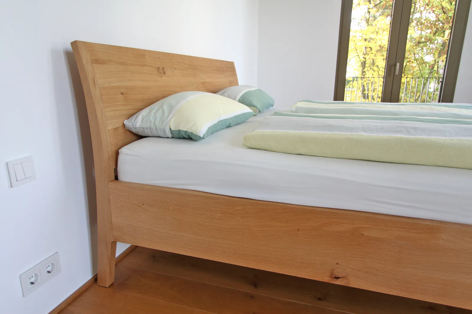 matalia-bett-eiche-filigran_mit_geschwungenem_kopfteil-4
