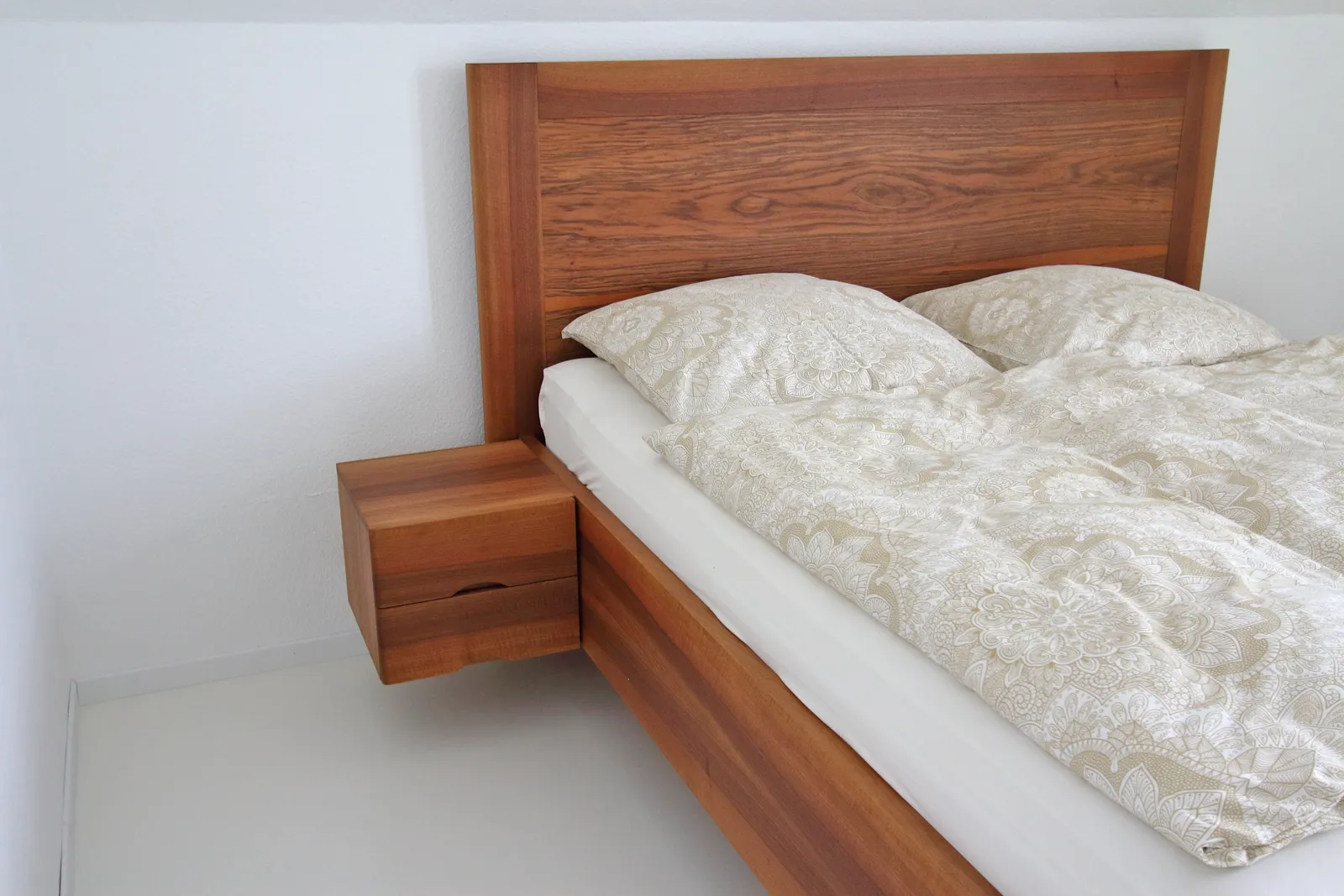 matalia-bett-nussbaum-schwebendend_hohes_kopfteil-3