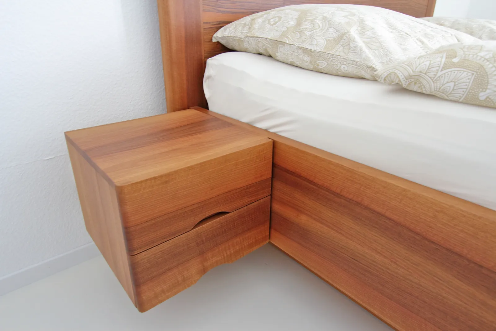 matalia-bett-nussbaum-schwebendend_hohes_kopfteil-4