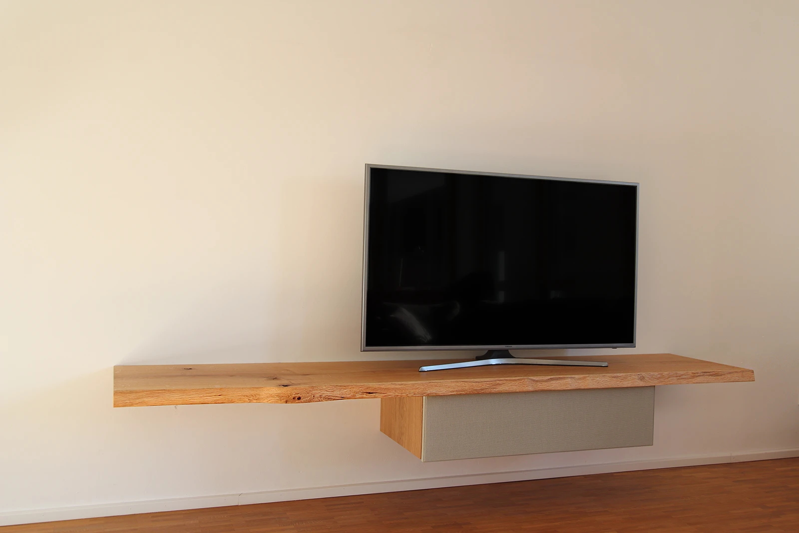 matalia-hifiboard-eiche-schwebend-1