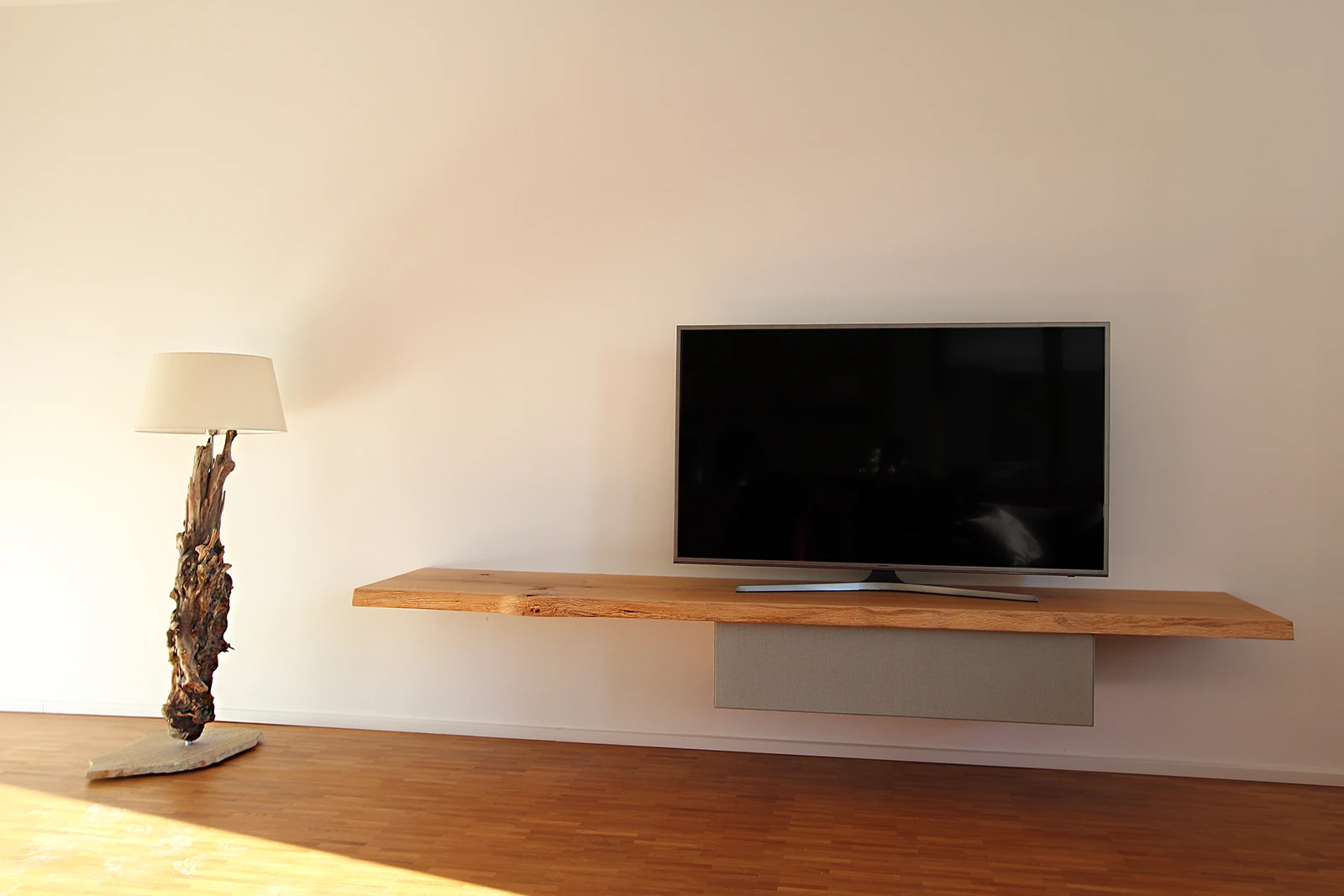 matalia-hifiboard-eiche-schwebend-2