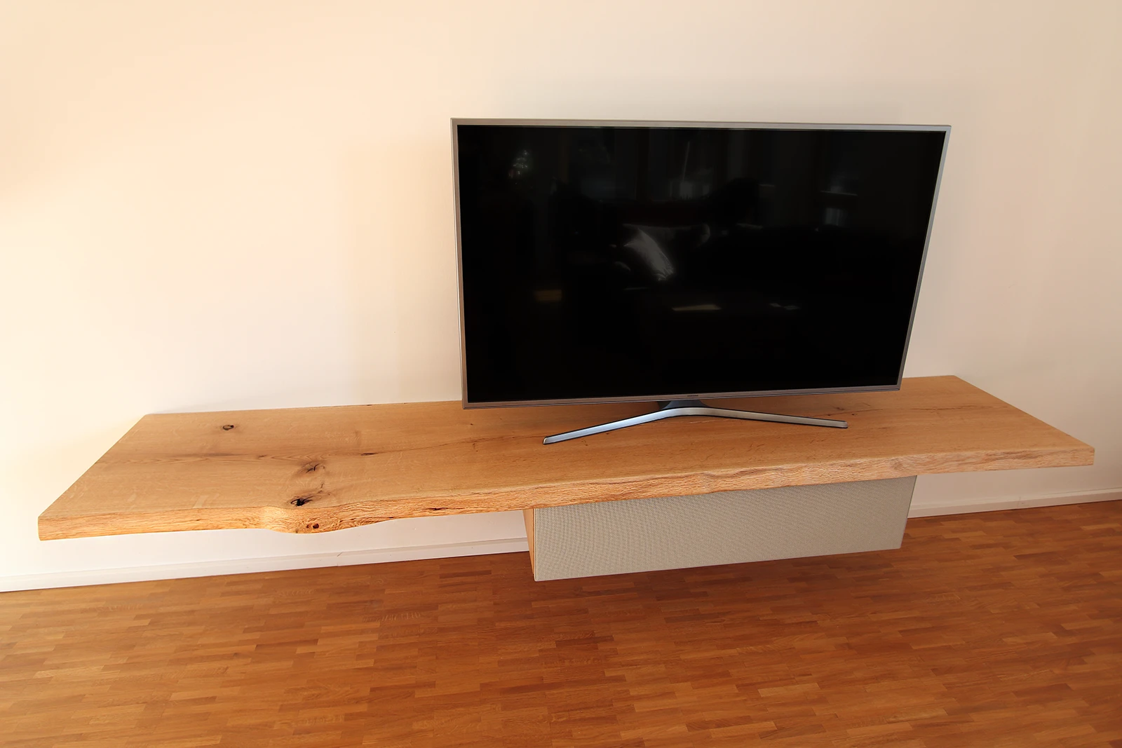 matalia-hifiboard-eiche-schwebend-4