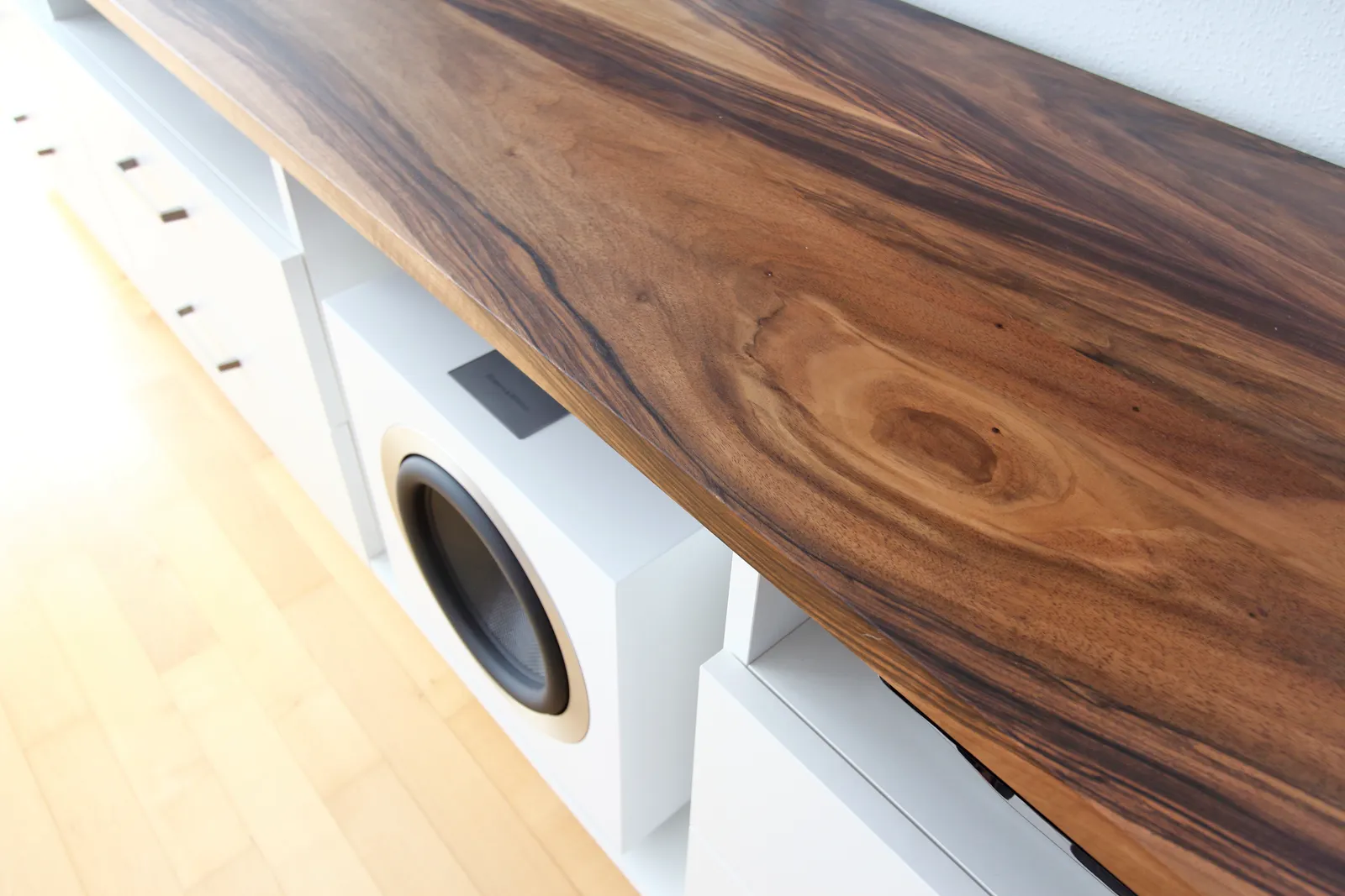 matalia-hifiboard-nussbaum-in_weiss-2