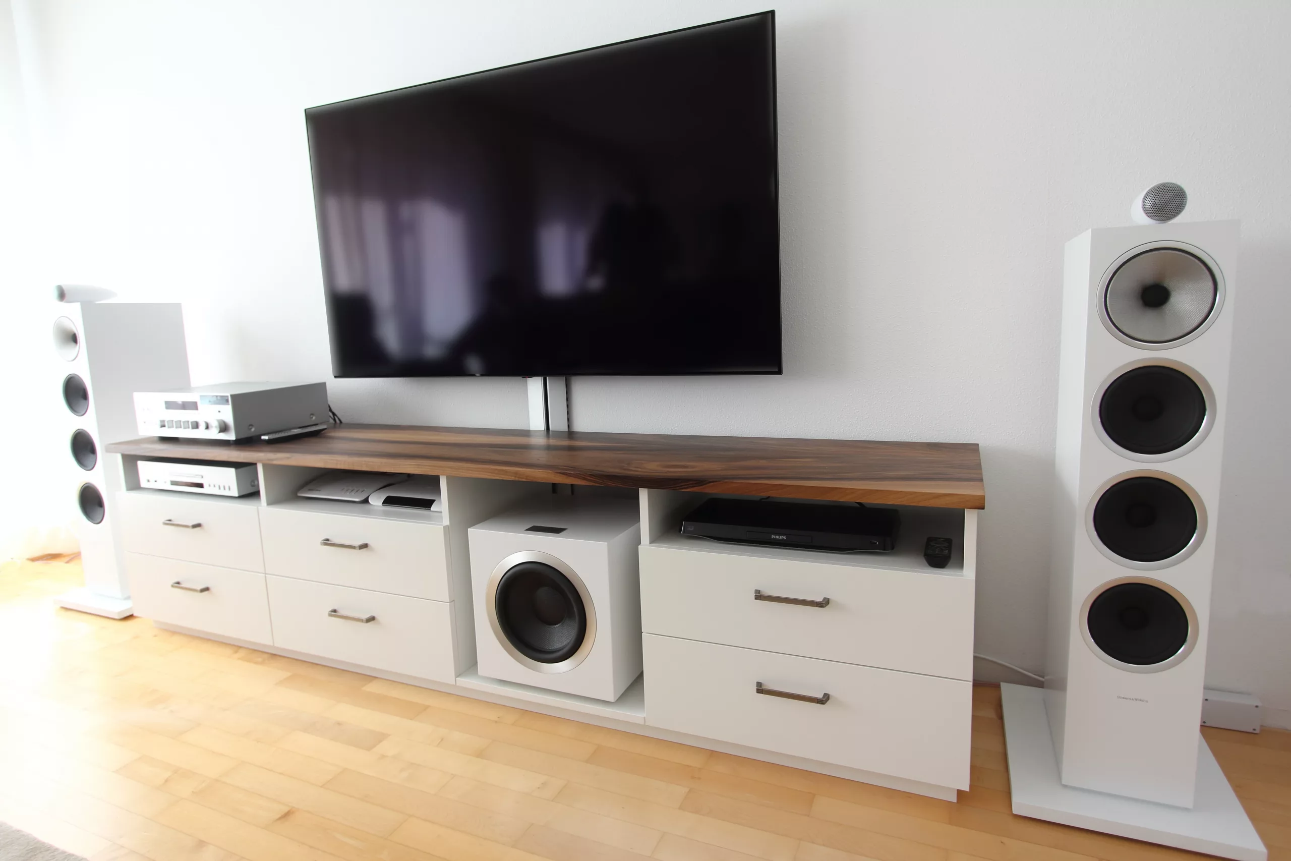 Weiß lackiertes Lowboard mit Deckel aus massivem Nussbaum. Platz für feine HiFi-Geräte.