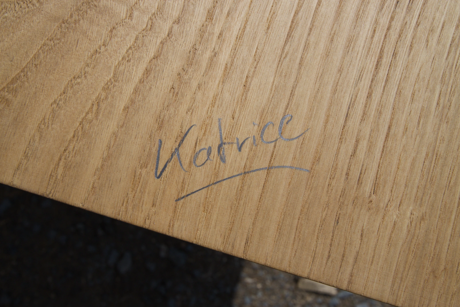 Breite Tischplatte aus heimischer Kastanie
